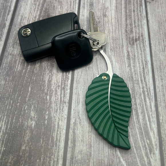 🍃NEW Self Defense Keychain Leaf Shape Protection Bag Charm Green Silver - Picture 8 of 11